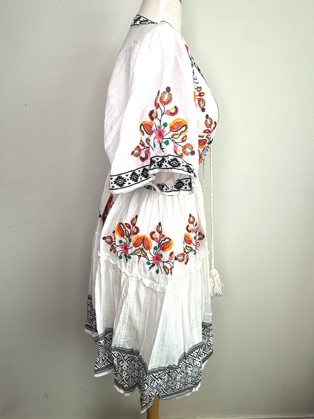 Sundance White Embroidered V-Neck Mini Dress Multicolor Floral Accents Lagenlook - Picture 4 of 7